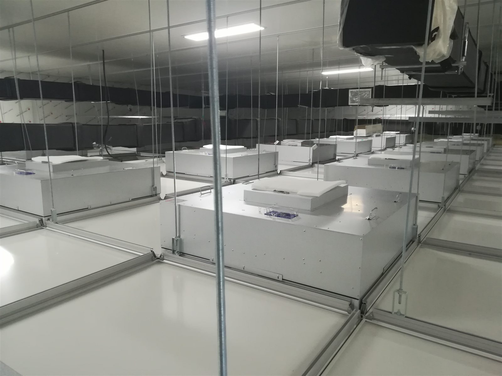 Ceiling and service arrangement in the Jiangsu semiconductor-equipment project