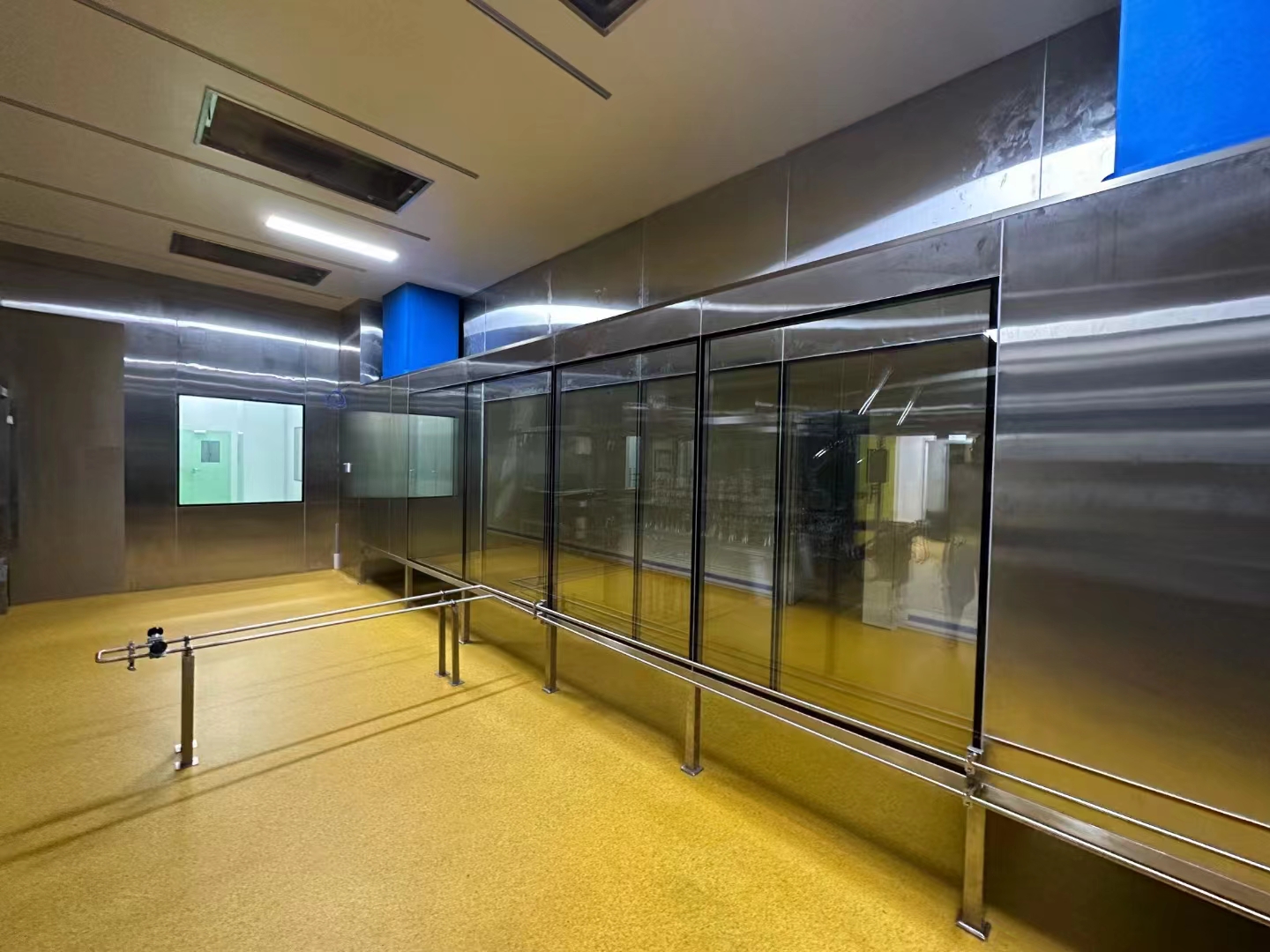 Observation windows and panel surfaces in the Anhui bakery workshop