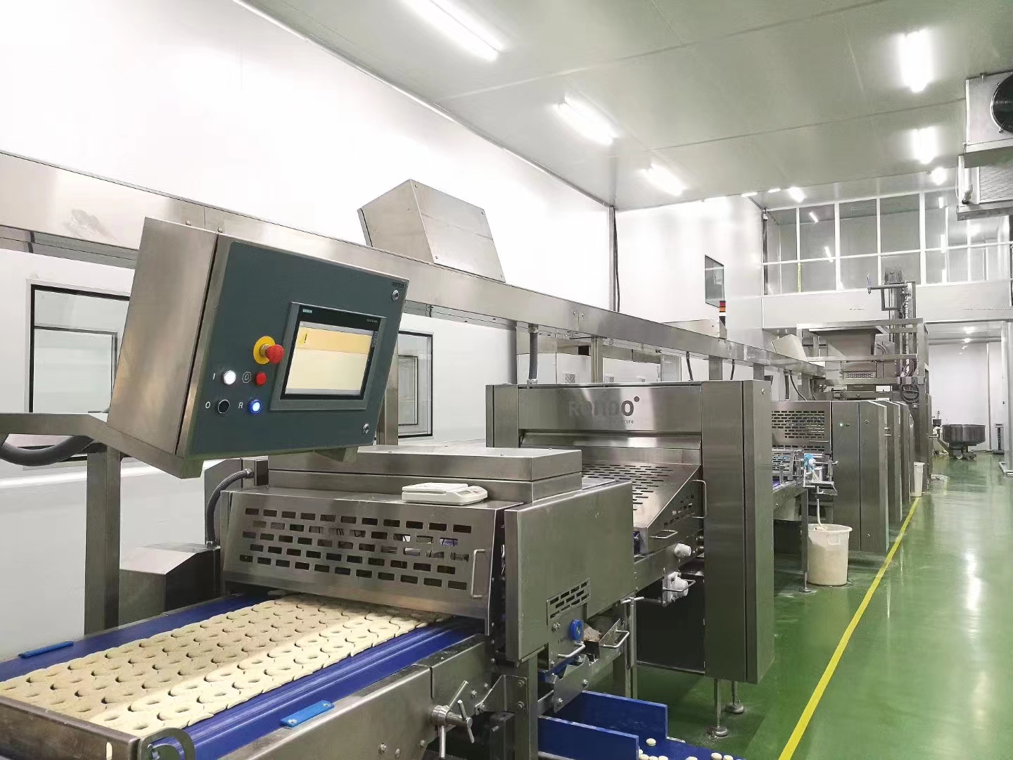 Food forming and conveying equipment inside a Jiangsu food processing workshop