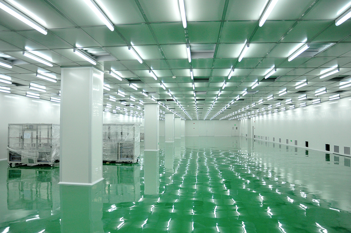 Completed cleanroom with panel walls and a green floor at a Jiangsu display manufacturing facility