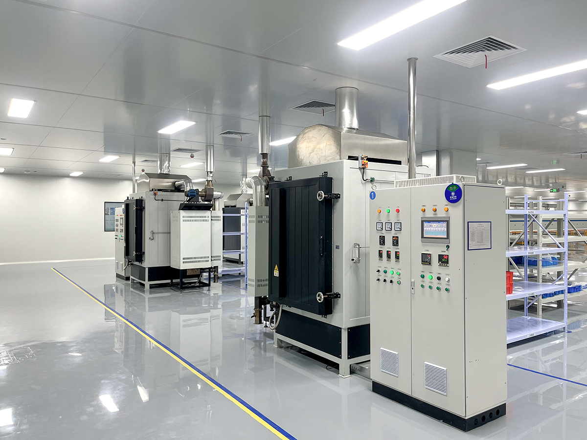 Cleanroom enclosure and equipment in a Jiangsu semiconductor-materials workshop, shown as an enclosure reference